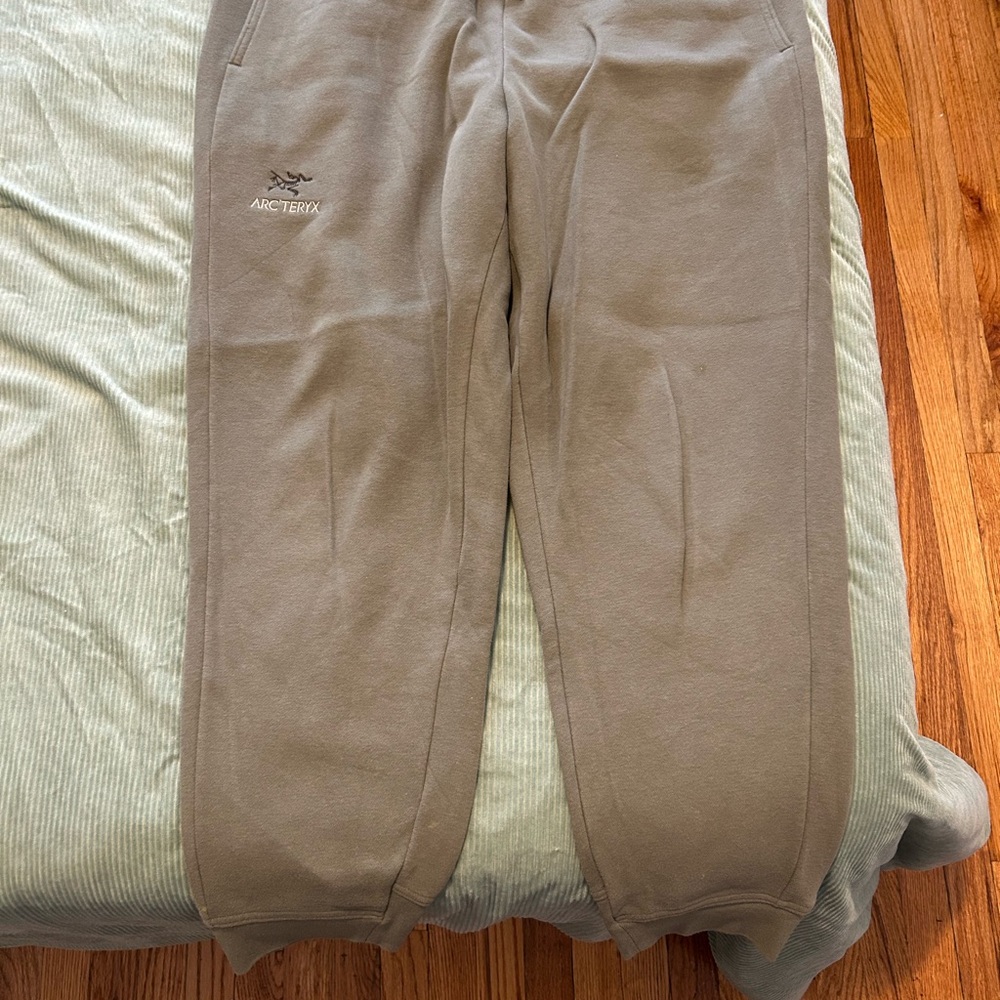 Arc'teryx women’s green sweatpants